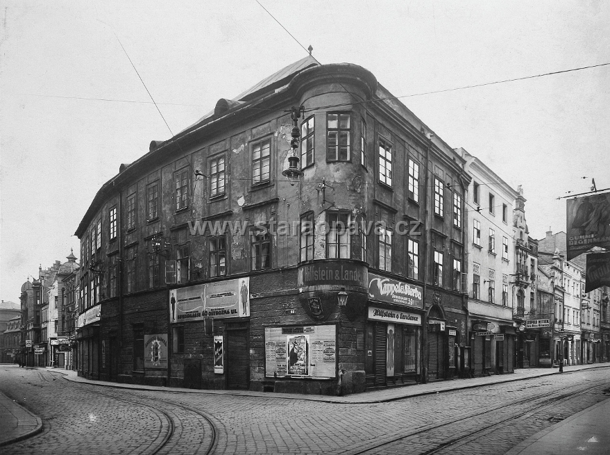 ostrozna (2).jpg - Nároží ulic Hrnčířská a Ostrožná. Místo budovy na fotografii dnes stojí budova v níž sídlí KB. Fotografie kolem roku 1910.